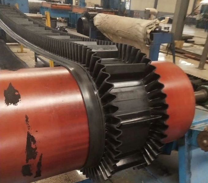 波狀擋邊帶式輸送機(jī) .jpg 波狀擋邊帶式輸送機(jī) .jpg